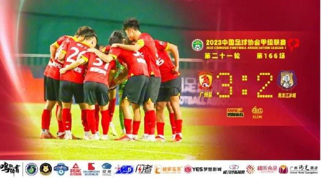 第21分钟，阿森纳前场精彩配合，厄德高右路禁区低射偏出远门柱。